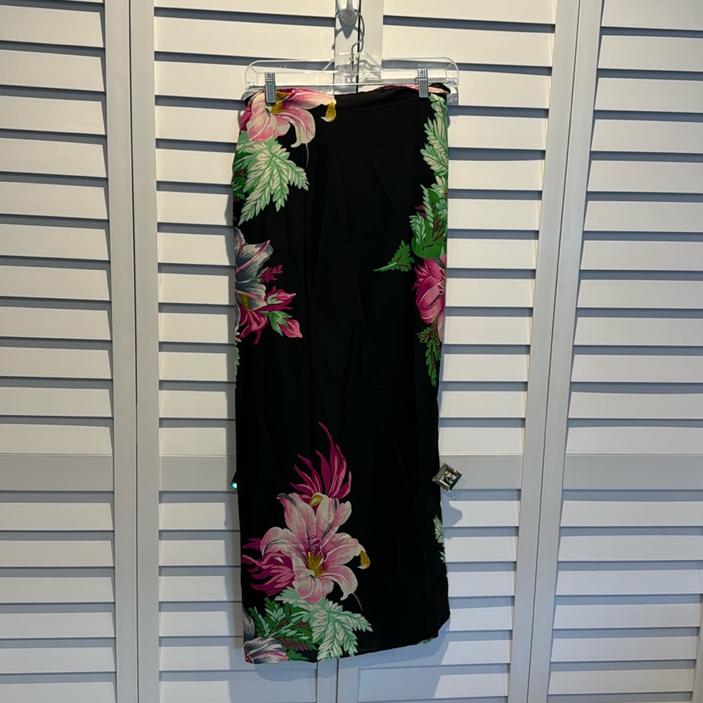 Walter Baker NWT Paradise Sarong in Grand Magnolia color, 100% Polyester. - Picture 4 of 9